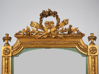 Vente aux enchères Glace Napoléon III de style Louis XVI en bois et stuc doré, à décor de