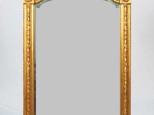 Glace Napoléon III de style Louis XVI en bois et stuc doré, à décor de