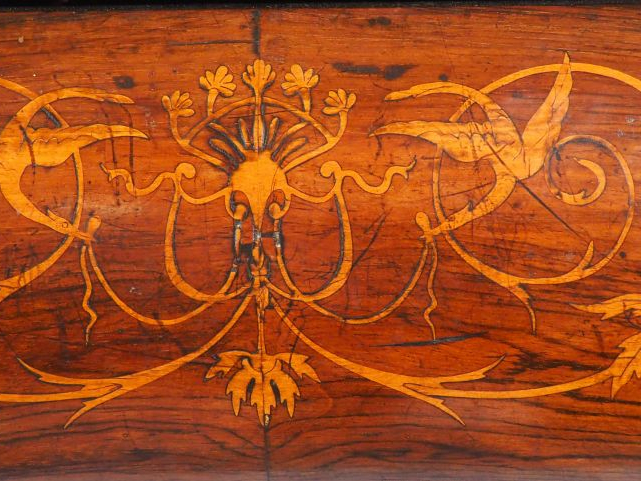 Grande console psychée XIXème en marqueterie et bois doré, à décor de 