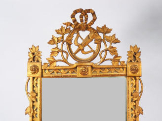 Vente aux enchères Grande glace Napoléon III de style Louis XVI en bois et stuc doré, à d