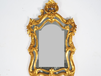 Vente aux enchères Petit miroir à parecloses de style Louis XV en bois et stuc doré. Dim.