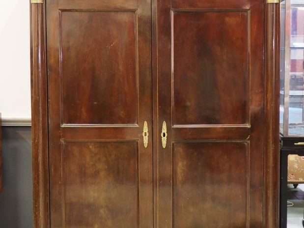 Armoire basse de style Empire en acajou et placage d'acajou à décor de