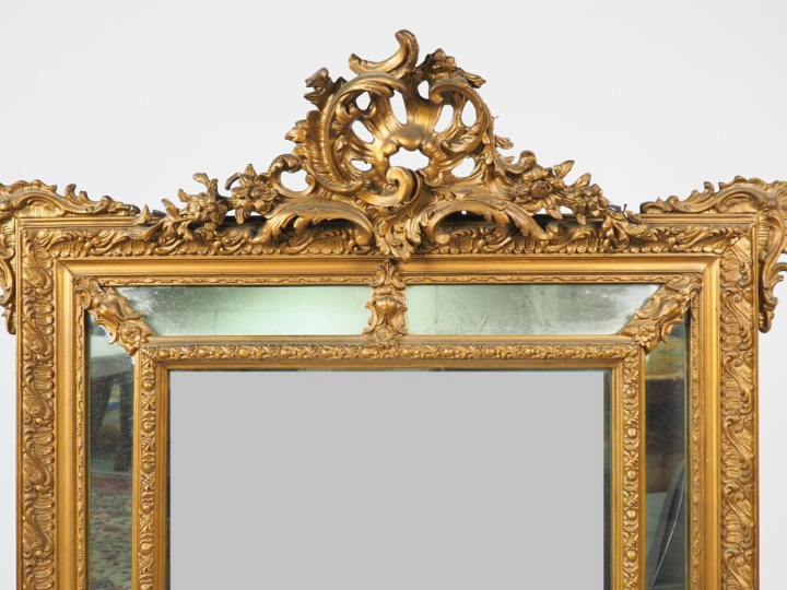 Glace à parecloses Napoléon III, de style Rocaille, en bois et stuc do