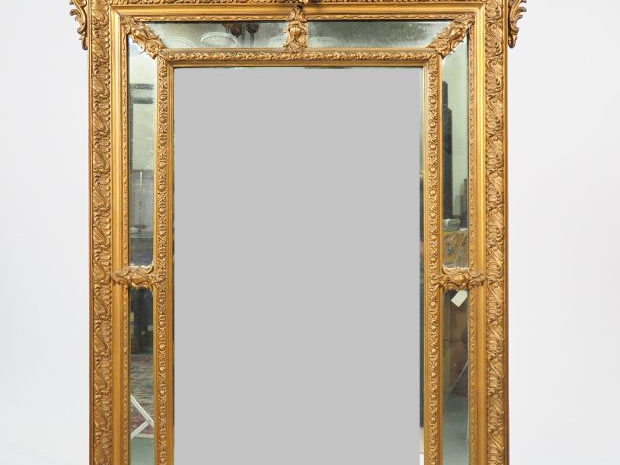 Glace à parecloses Napoléon III, de style Rocaille, en bois et stuc do