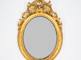 Vente aux enchères Miroir médaillon Napoléon III en bois et stuc doré surmonté d'un front