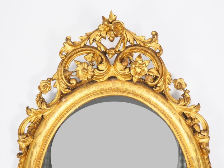 Miroir médaillon Napoléon III en bois et stuc doré surmonté d'un front