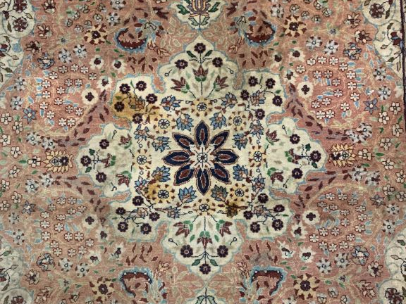 Tapis d'Orient fond beige et jaune. Dim. 230 x 140 cm