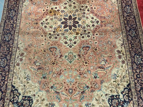 Tapis d'Orient fond beige et jaune. Dim. 230 x 140 cm