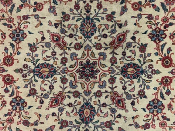 Grand tapis d'Orient décor de fleurs rose.  Dim. 345 x 253 cm