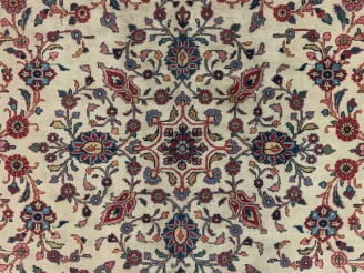 Vente aux enchères Grand tapis d'Orient décor de fleurs rose.  Dim. 345 x 253 cm