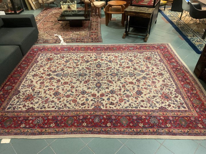 Grand tapis d'Orient décor de fleurs rose.  Dim. 345 x 253 cm