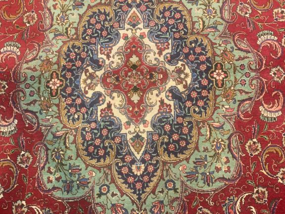 Grand tapis d'Orient fond rouge. Dim. 430 x 320 cm