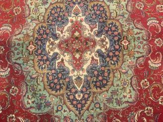 Vente aux enchères Grand tapis d'Orient fond rouge. Dim. 430 x 320 cm