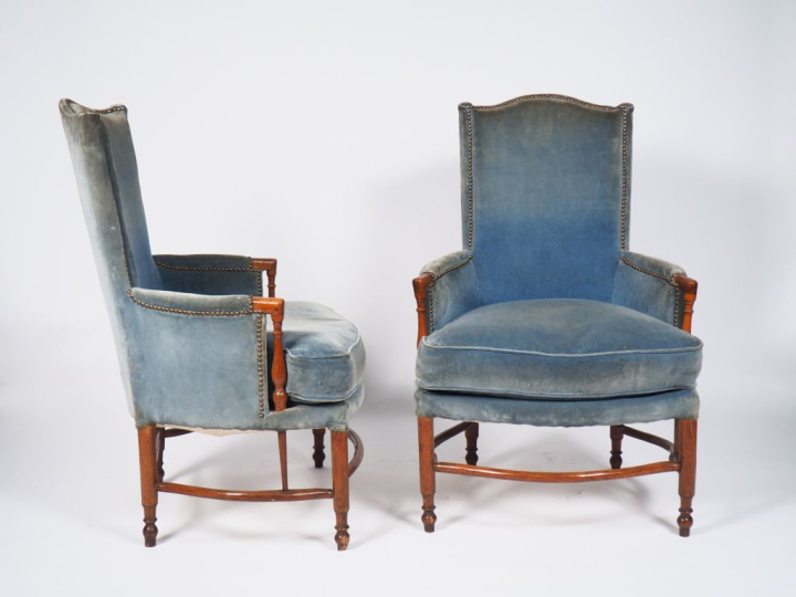 Paire de bergères en bois mouluré, garniture de velours bleu.