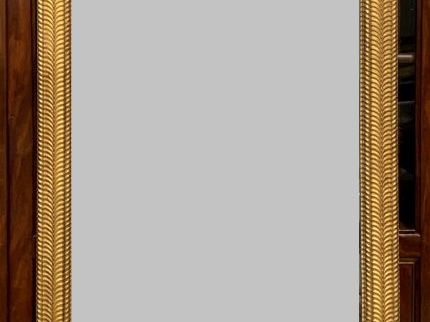 Grande glace de  cheminée Napoléon III en bois et stuc doré, à décor g