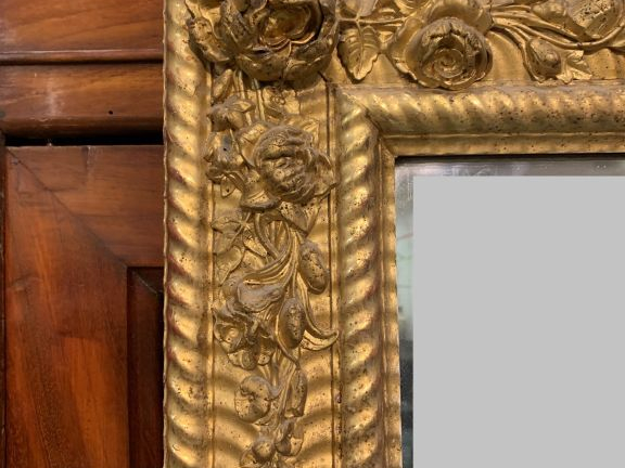 Grande glace de  cheminée Napoléon III en bois et stuc doré, à décor g