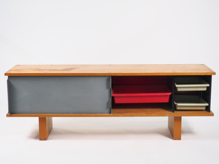 Charlotte PERRIAND.  Bahut à joues avec portes coulissantes en polyest