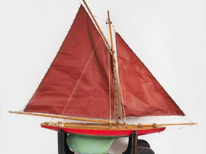 Superbe jouet, bateau à voile des années 30.  "le Philip". Dim. 77 x 5