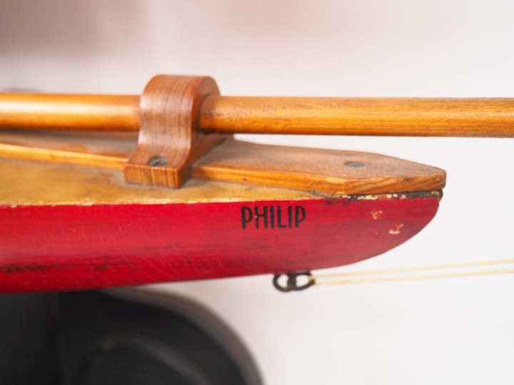 Superbe jouet, bateau à voile des années 30.  "le Philip". Dim. 77 x 5