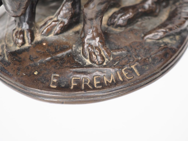 FREMIET.  Groupe en bronze à patine brune "les deux teckels et l'escar