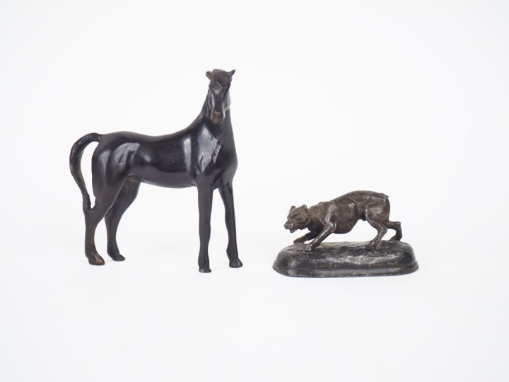 Sujet en plomb à patine brune,  "le chien de garde".  Signé Dim. 5 x 8