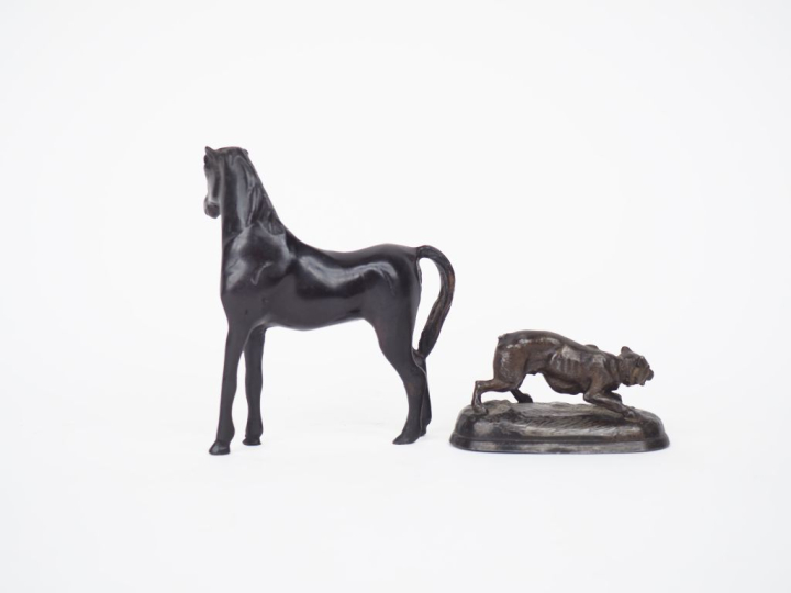 Sujet en plomb à patine brune,  "le chien de garde".  Signé Dim. 5 x 8