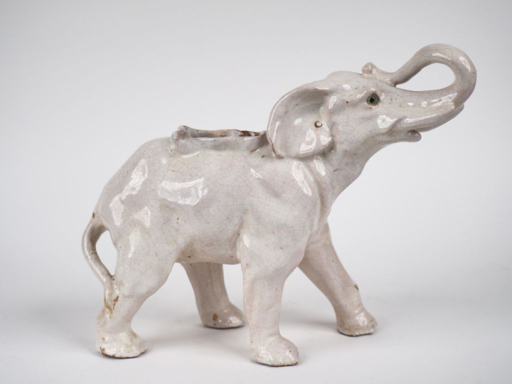 Sujet porte bouquet en faience "éléphant". Dim. 24 x 30 cm (chocs)