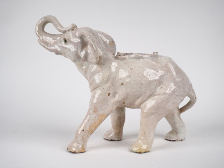 Sujet porte bouquet en faience "éléphant". Dim. 24 x 30 cm (chocs)