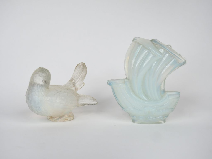 2 sujets en verre opalescent "Colombe" et "Allégorie de la ville de Pa