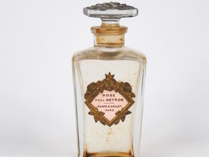 BACCARAT.  Flacon de parfum en cristal "rose" de Paul Neyron, chez Rog