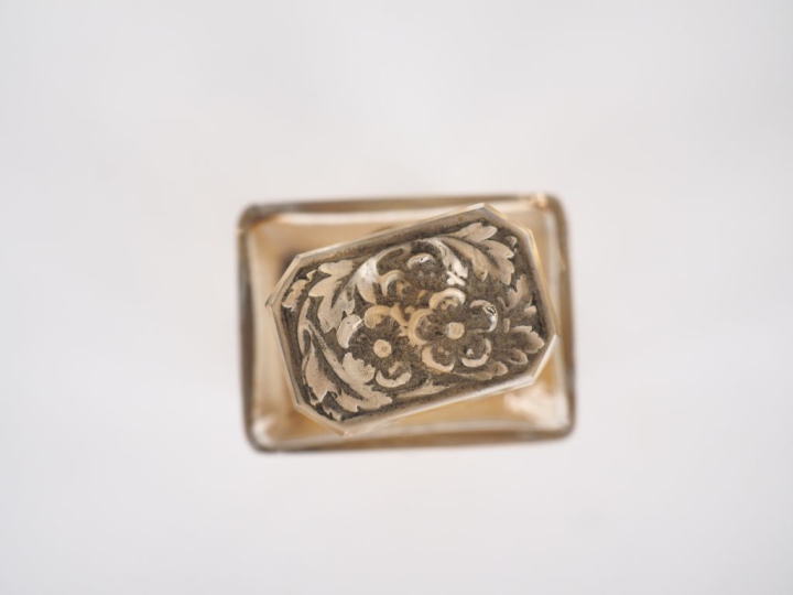 BACCARAT.  Flacon de parfum en cristal "rose" de Paul Neyron, chez Rog