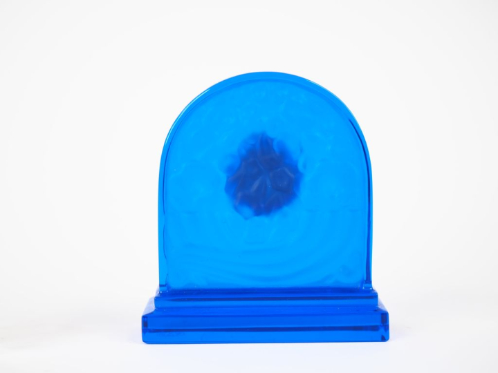 BACCARAT.  Pendulette en cristal bleu nuit. Signée H. 7,5 cm . BACCARA