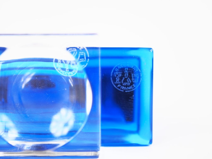 BACCARAT.  Pendulette en cristal bleu nuit. Signée H. 7,5 cm . BACCARA