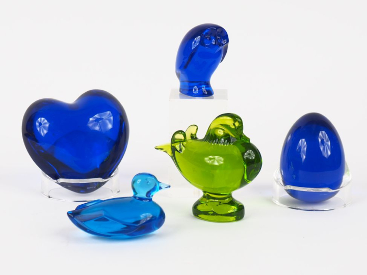 BACCARAT.  "cœur" en cristal bleu nuit Signé Dim. 7 x 8 cm Œuf en cris