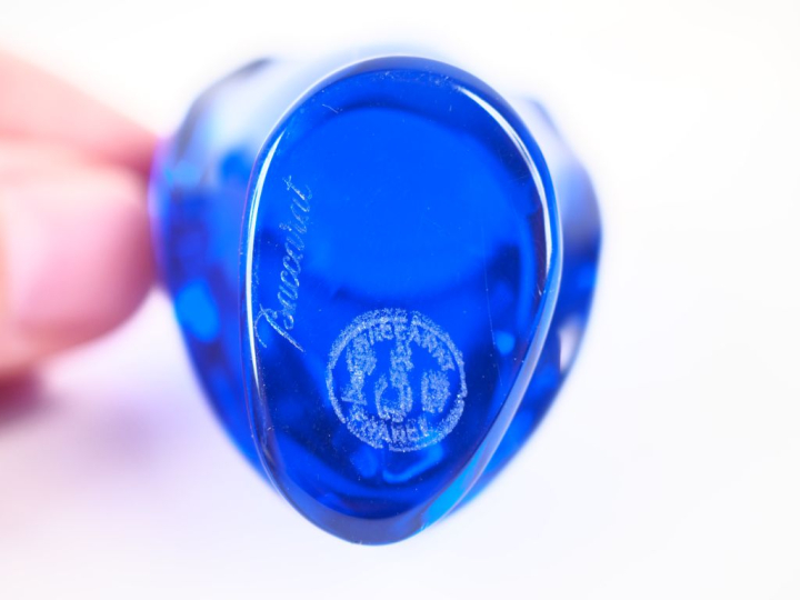 BACCARAT.  "cœur" en cristal bleu nuit Signé Dim. 7 x 8 cm Œuf en cris