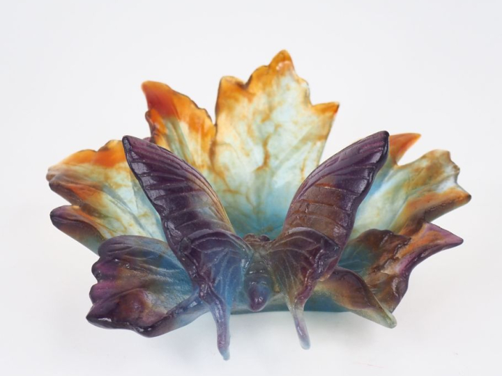 DAUM France. Sujet en pâte de verre polychrome à décor de papillon pos