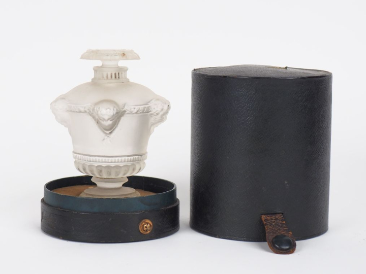 Flacon de parfum en cristal moulé, en forme de vase antique à décor de