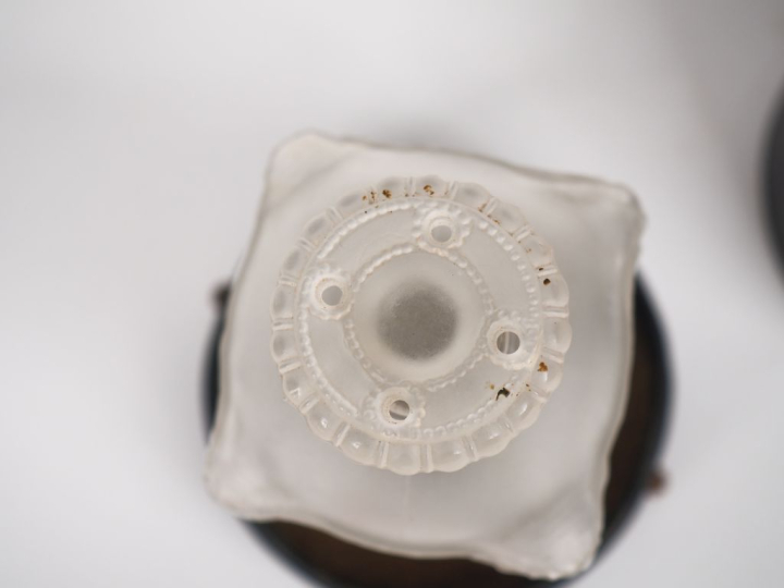 Flacon de parfum en cristal moulé, en forme de vase antique à décor de