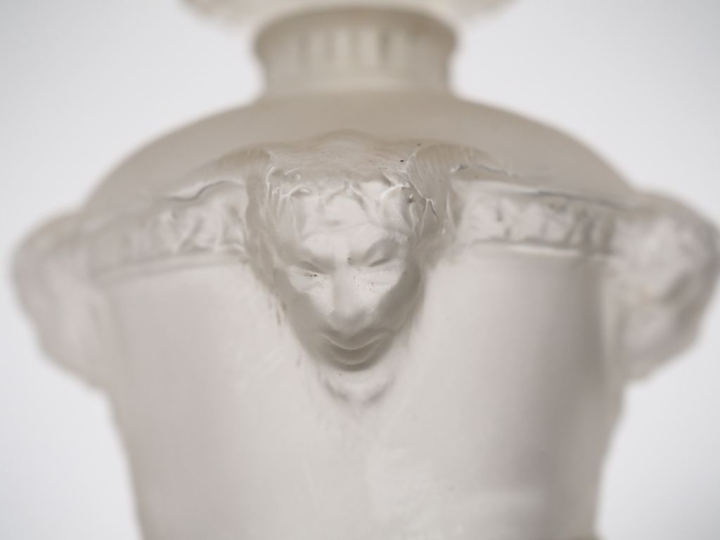 Flacon de parfum en cristal moulé, en forme de vase antique à décor de