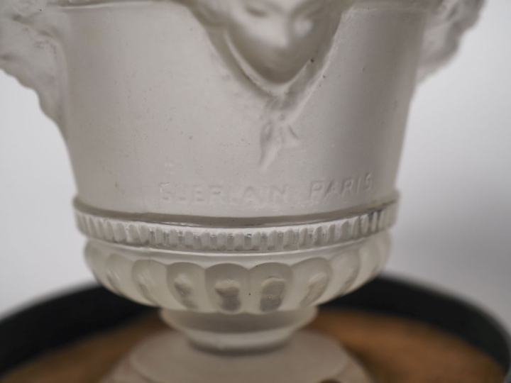 Flacon de parfum en cristal moulé, en forme de vase antique à décor de