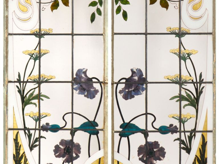 Paire de vitraux Art Nouveau à décor de fleurs polychromes. (deux carr