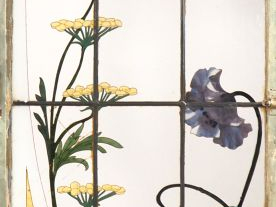 Paire de vitraux Art Nouveau à décor de fleurs polychromes. (deux carr