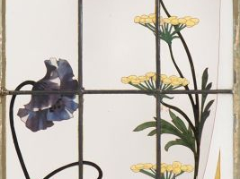 Paire de vitraux Art Nouveau à décor de fleurs polychromes. (deux carr