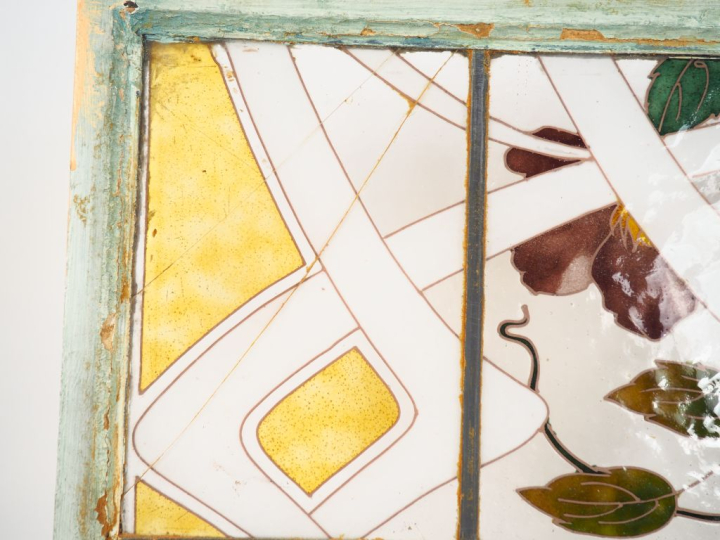 Paire de vitraux Art Nouveau à décor de fleurs polychromes. (deux carr