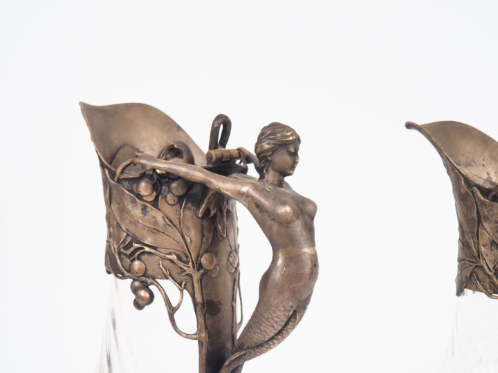 Paire d'aiguières Art Nouveau en verre et métal, les anses en forme de