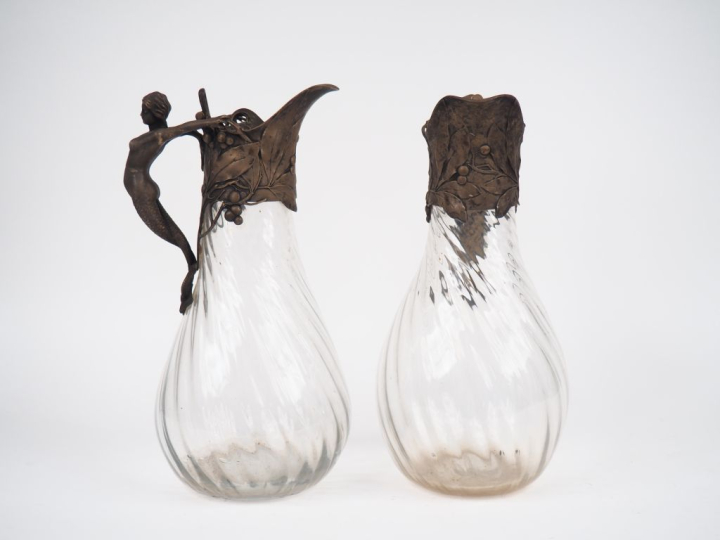 Paire d'aiguières Art Nouveau en verre et métal, les anses en forme de