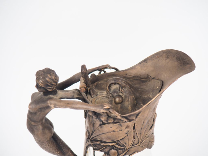 Paire d'aiguières Art Nouveau en verre et métal, les anses en forme de