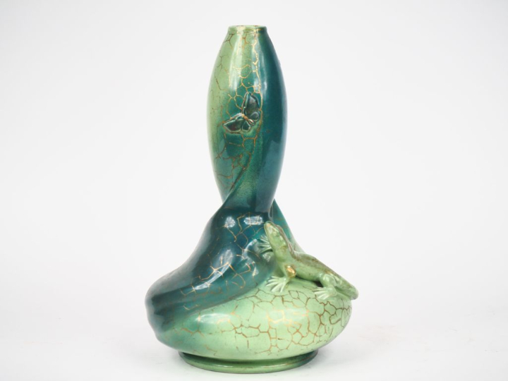 Pierre FONTS. Vase 1900 en céramique verte et dorée à décor en relief 