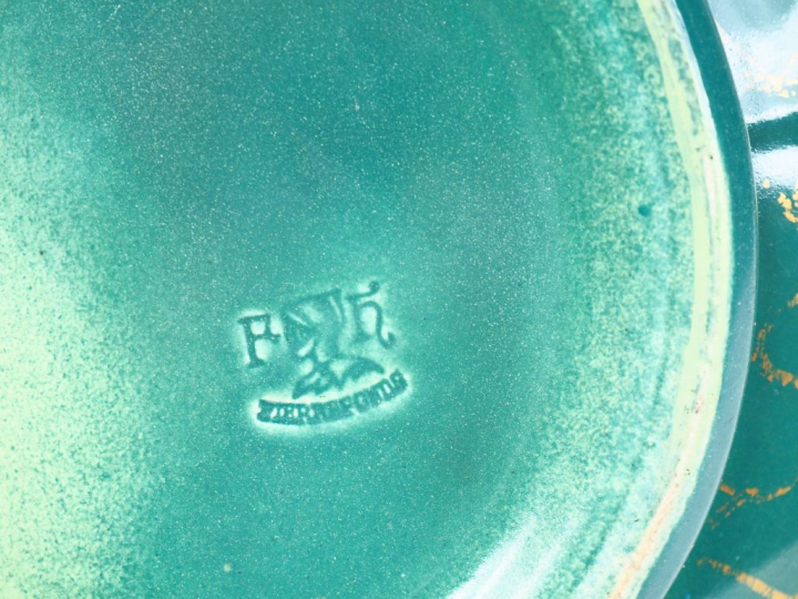 Pierre FONTS. Vase 1900 en céramique verte et dorée à décor en relief 