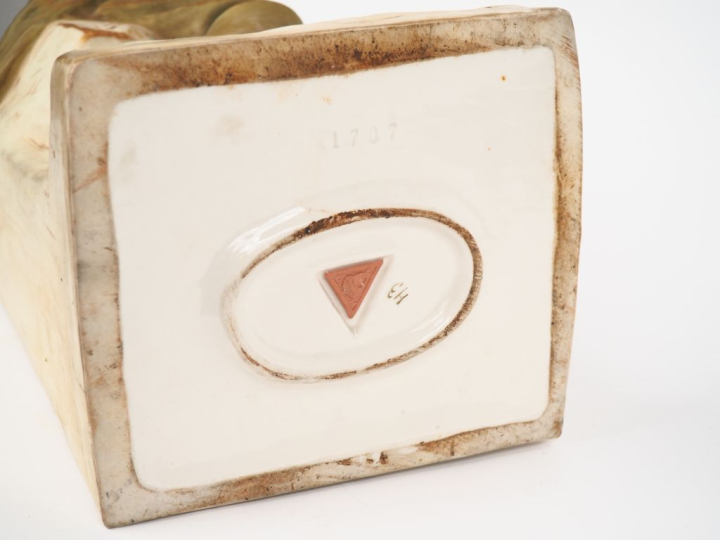 ROYAL DUX.  Grand vase Art Nouveau en biscuit polychrome, à décor de j